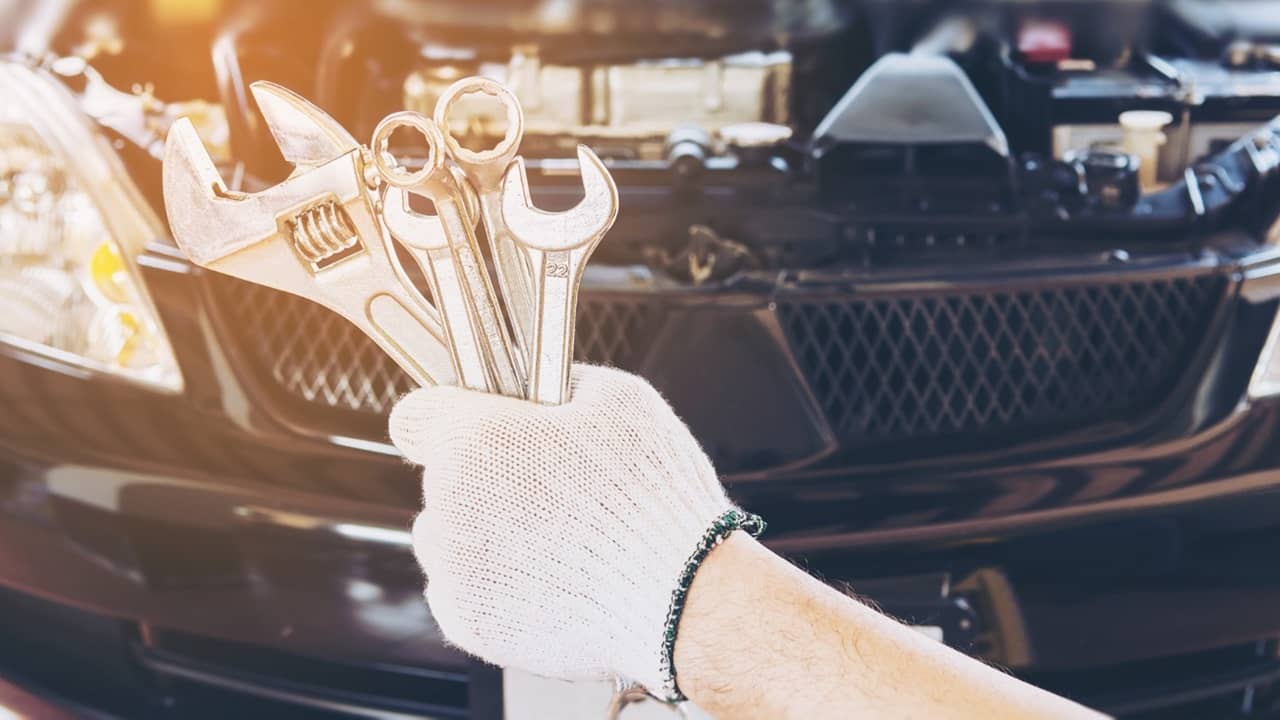Entretenir sa voiture chez soi : les outils indispensables