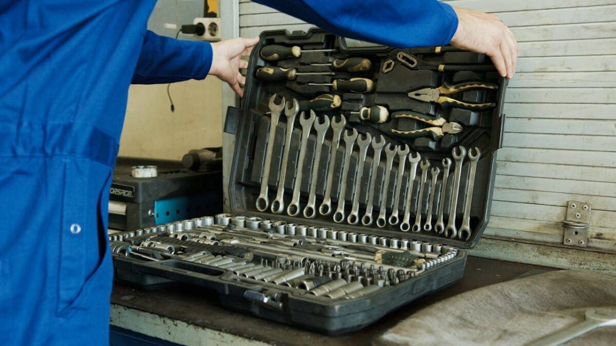 Entretenir sa voiture chez soi : les outils indispensables