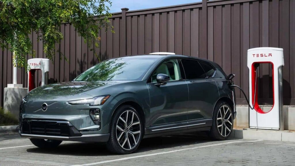 Comment recharger une Volvo sur une borne Tesla ? a-volvo-ex60-at-a-tesla-supercharger (1)