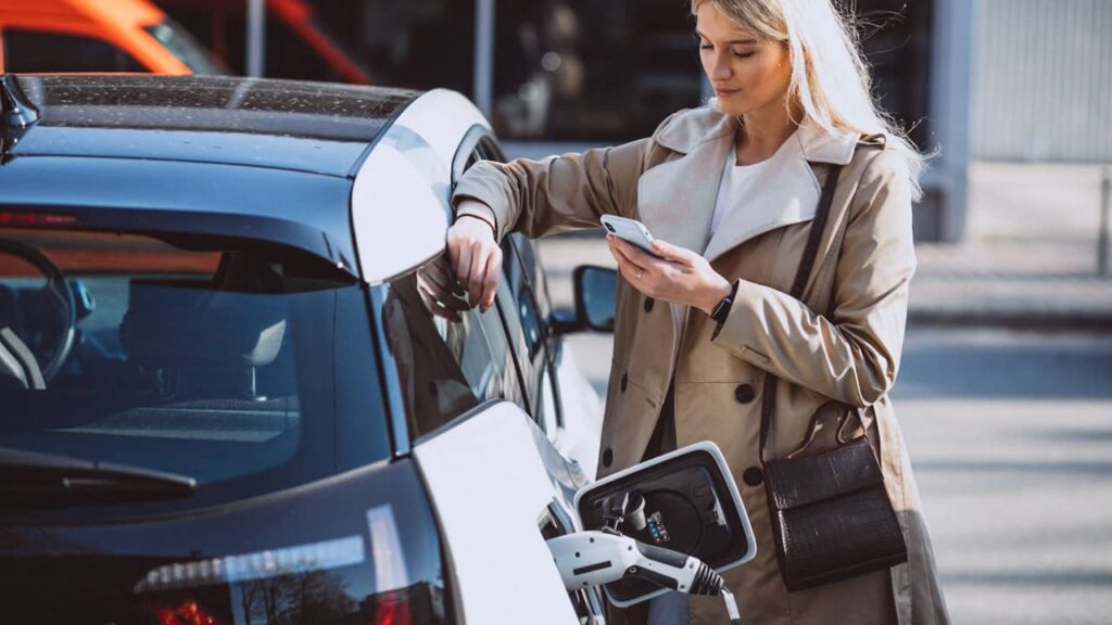 femme voiture electrique