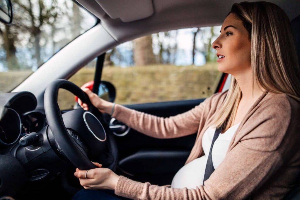 femme-enceinte-conduire-voiture