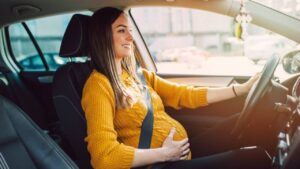 Femme enceinte en voiture : les bons réflexes pour conduire en toute sécurité femme-enceinte-voiture-securite
